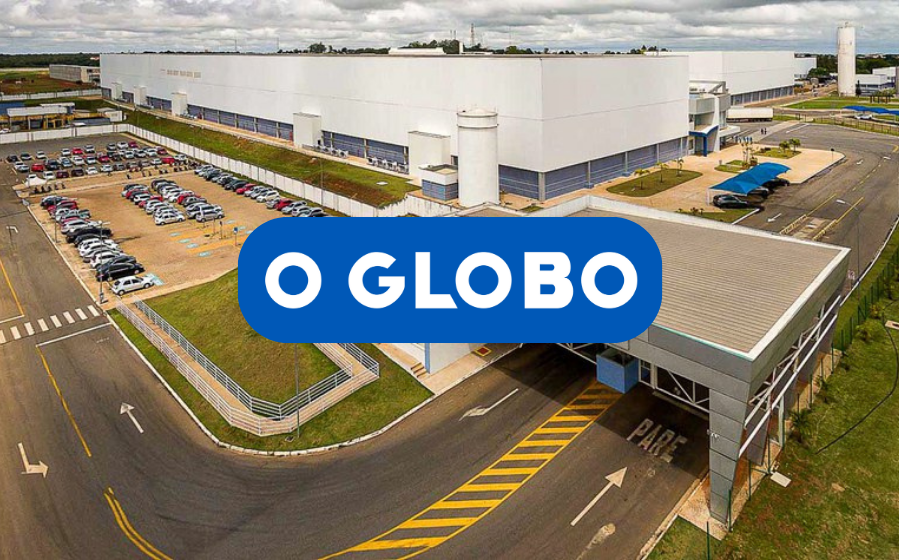 Vista aérea da fábrica da EMS Hypera de fundo com o logotipo do O Globo no primeiro plano da imagem
