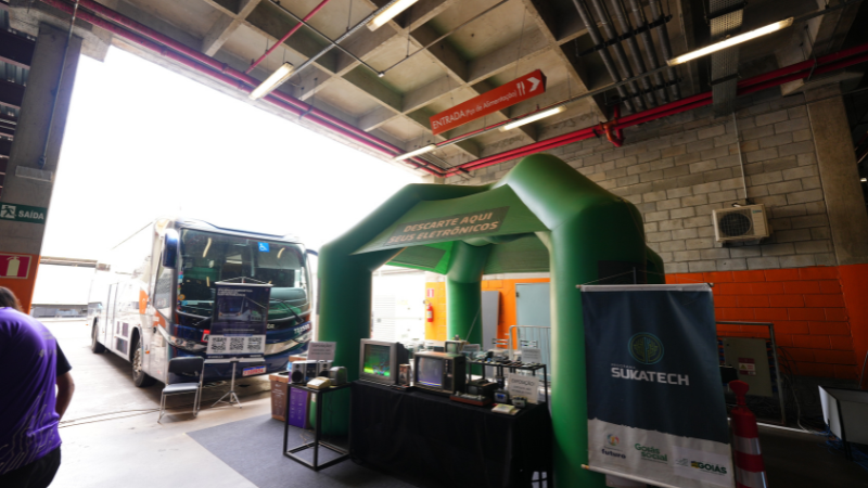 Uma grande tenda verde de descarte de eletrônicos no evento Campus Party em Goiás, Brasil.