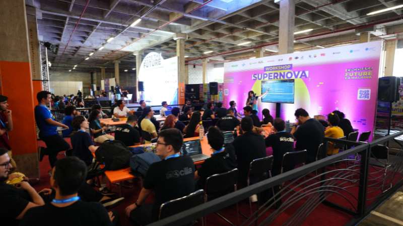 Várias pessoas em um ambiente interno, participando do workshop Supernova na Campus Party em Goiás, Brasil.